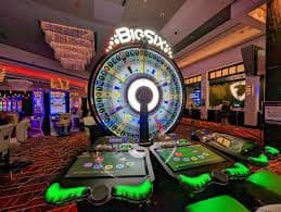Tampilan roda French Roulette dengan dealer langsung di studio multi-kamera tinju189